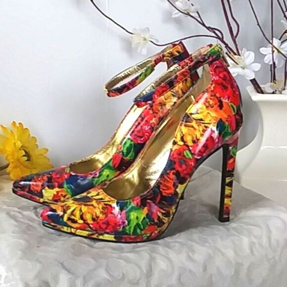When Your Shoes POP! Vibrant Strap Stiletto Heels Metallic Gold Size 7 - Picture 2 of 14
